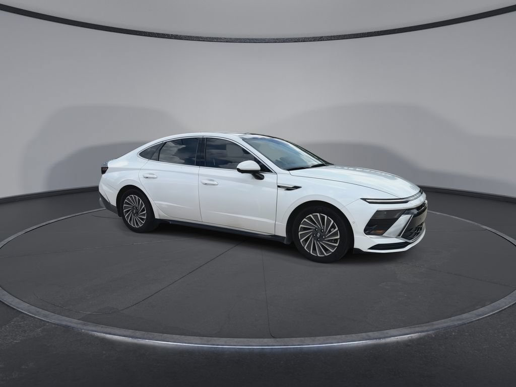 Used 2025 Hyundai Sonata Limited FWD image 2