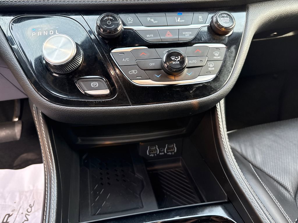Used 2025 Chrysler Pacifica Limited FWD image 24