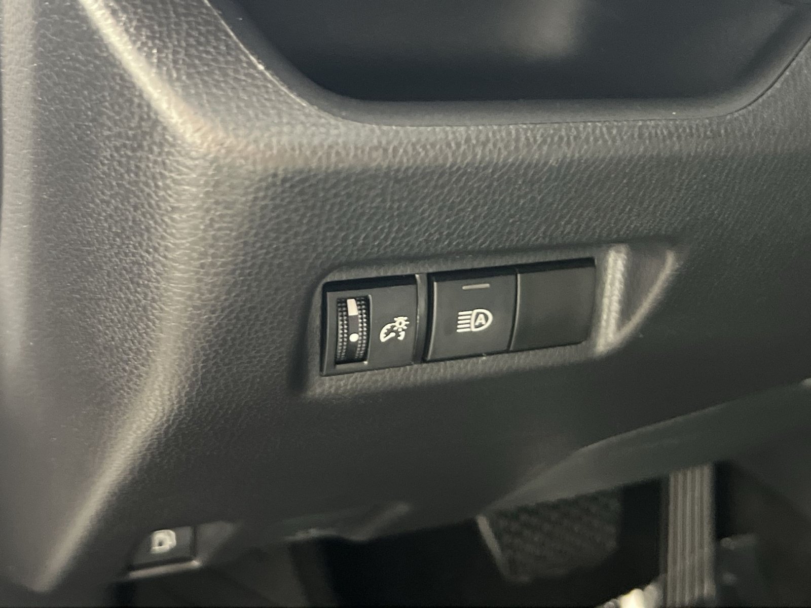 Used 2025 Toyota RAV4 XLE AWD/4WD image 31