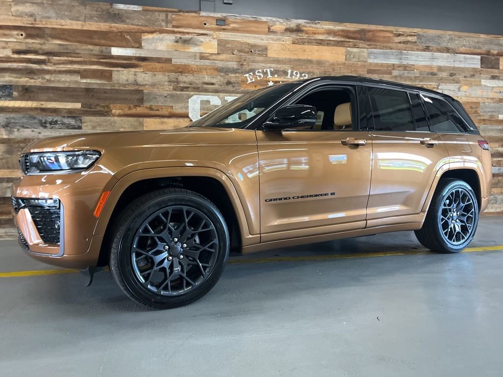 New 2026 Jeep Grand Cherokee Summit w/ Obsidian Package AWD/4WD image 16