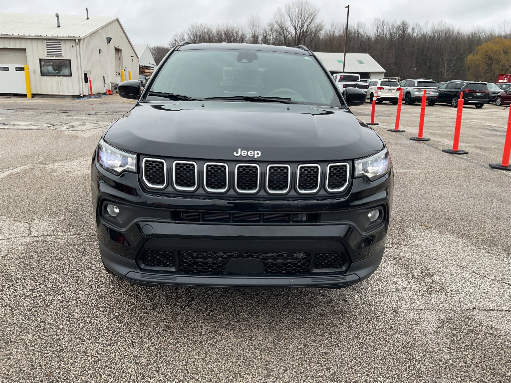 Used 2023 Jeep Compass Latitude AWD/4WD image 2