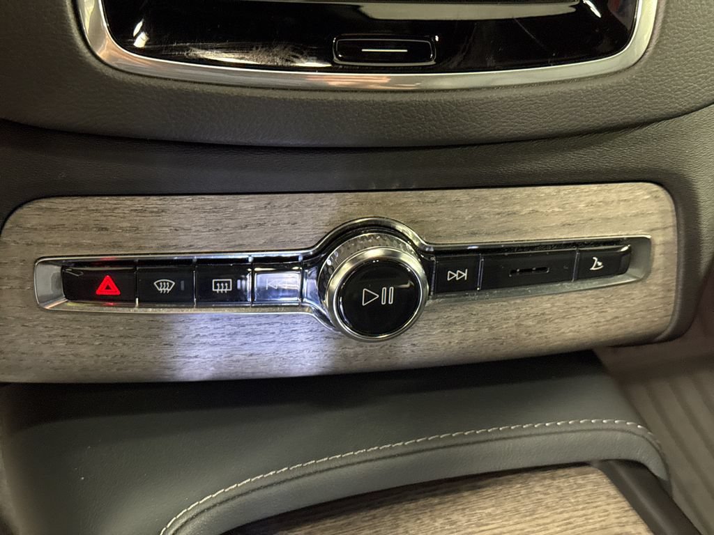 Certified 2024 Volvo XC90 B6 Ultimate w/ Protection Package Premier AWD/4WD image 17