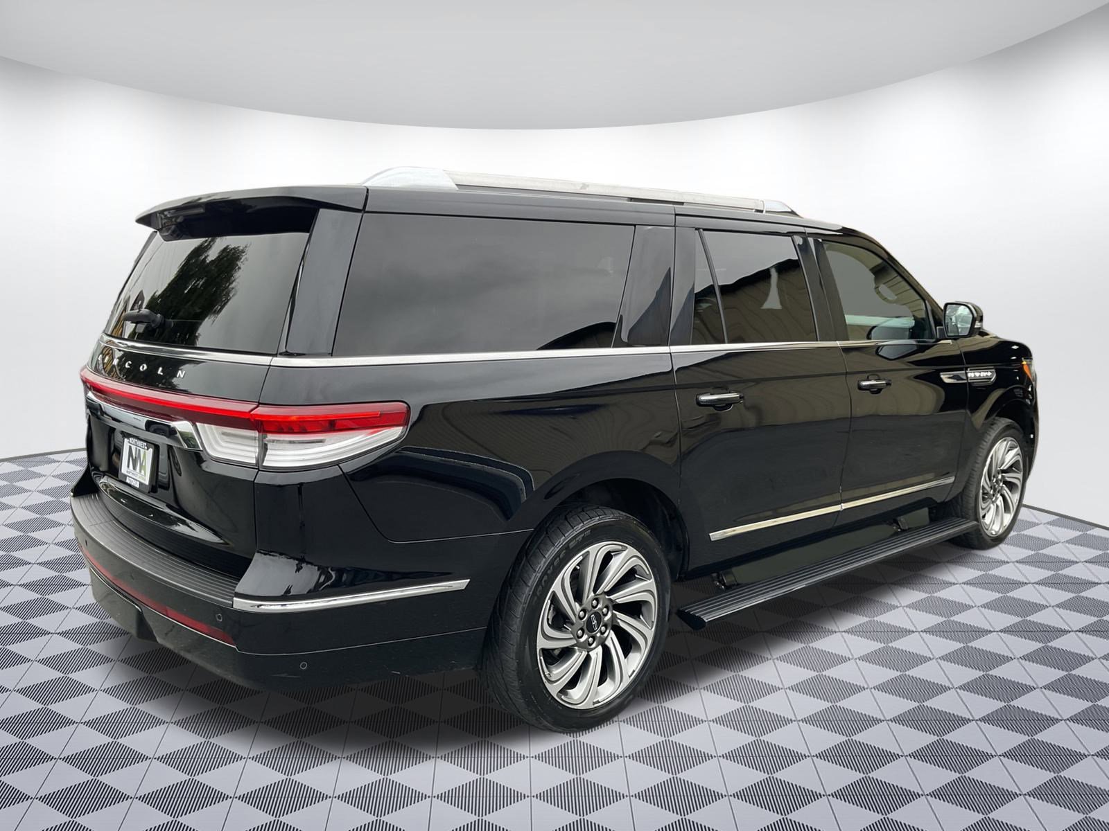 Used 2024 Lincoln Navigator L 4WD image 3