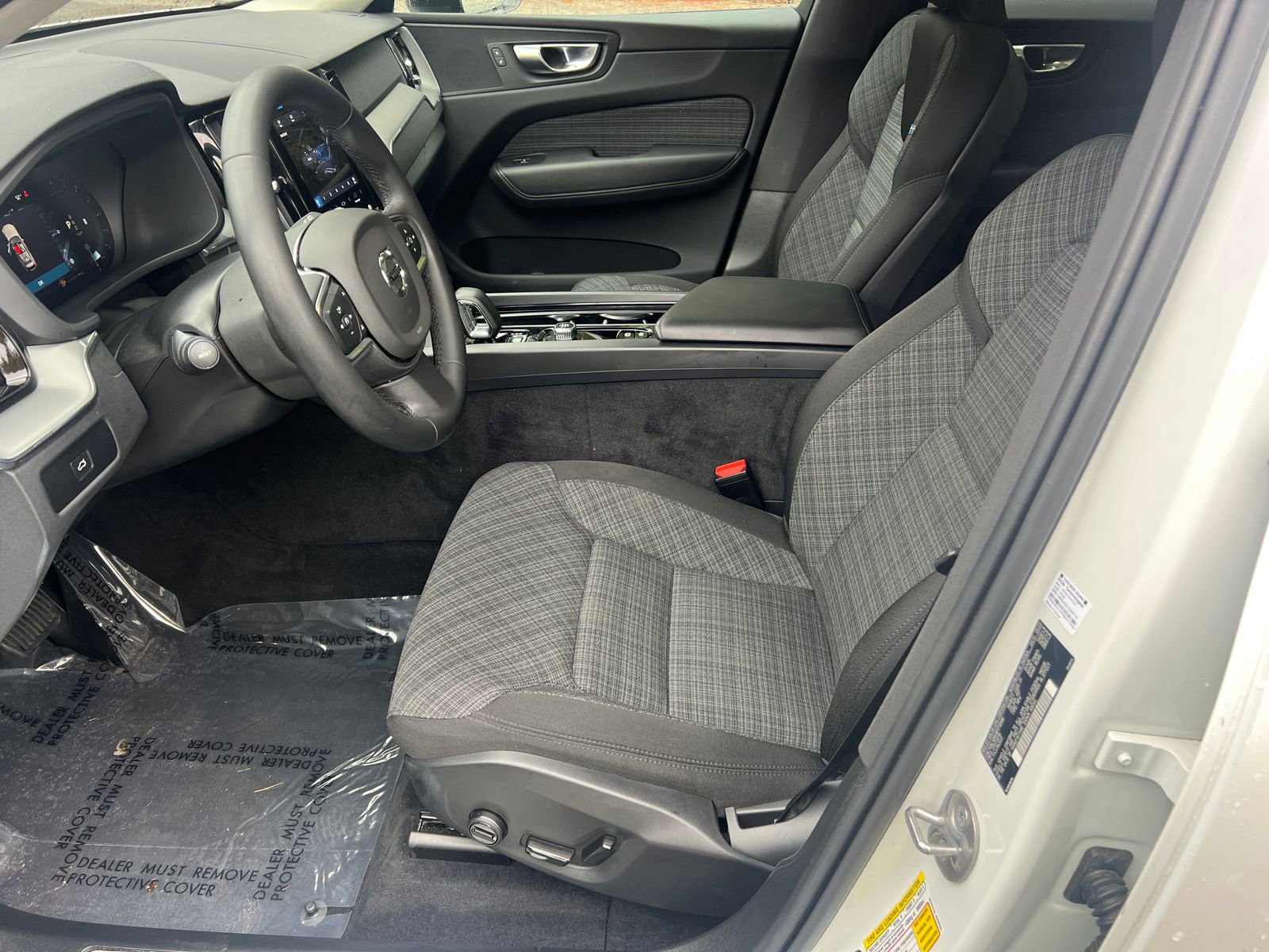 Used 2024 Volvo XC60 B5 Core w/ Protection Package Premier AWD/4WD image 9