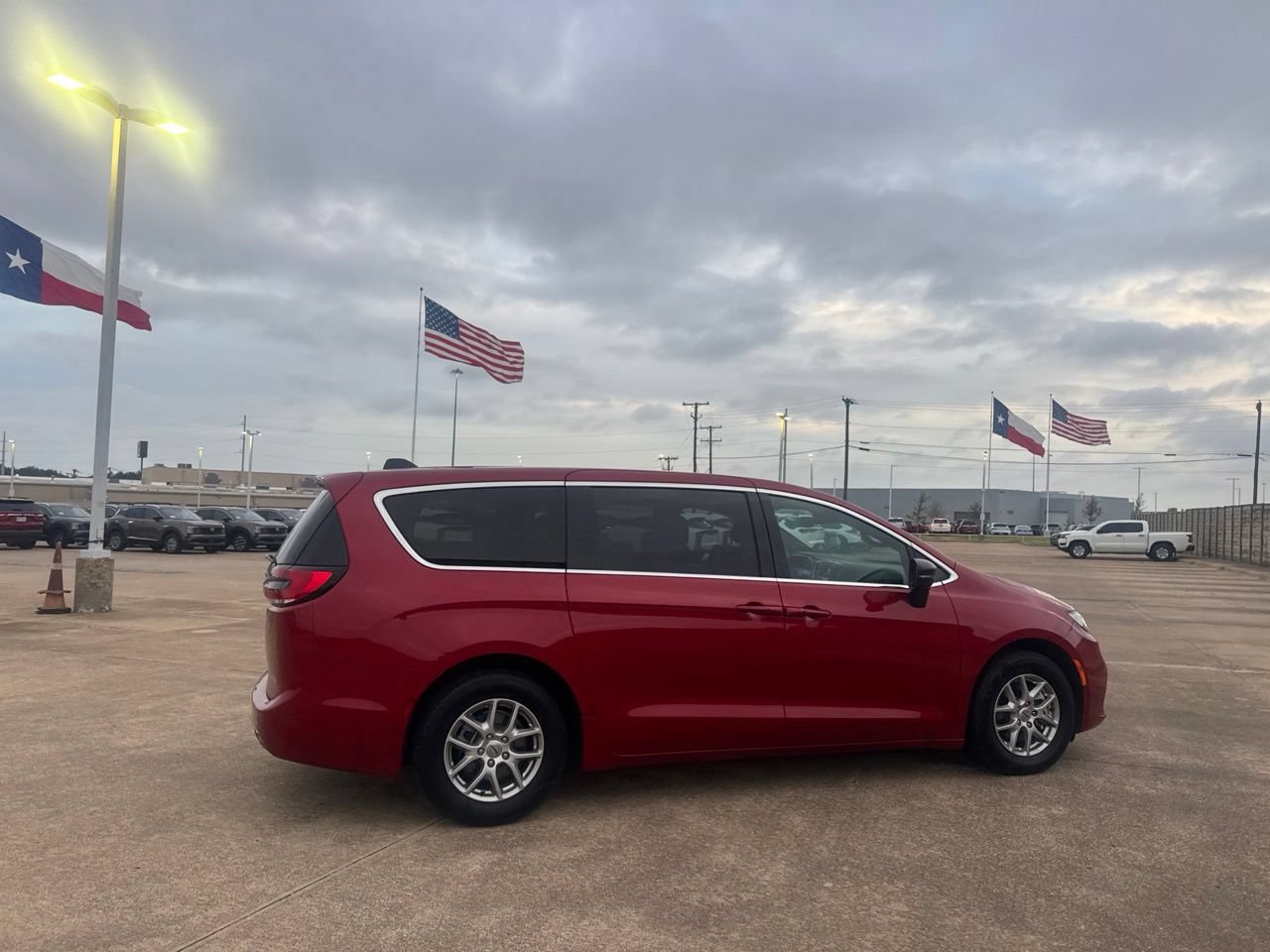 Used 2025 Chrysler Pacifica Select FWD image 22