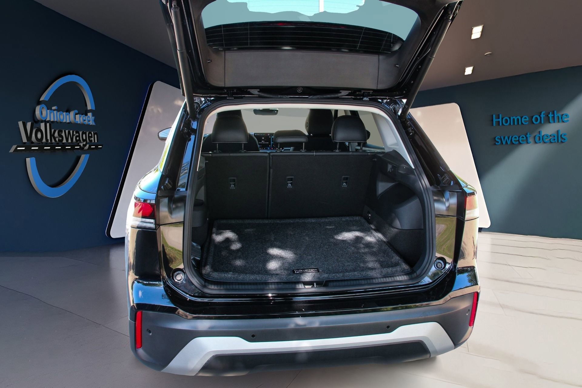 Certified 2025 Volkswagen Tiguan SE FWD image 37