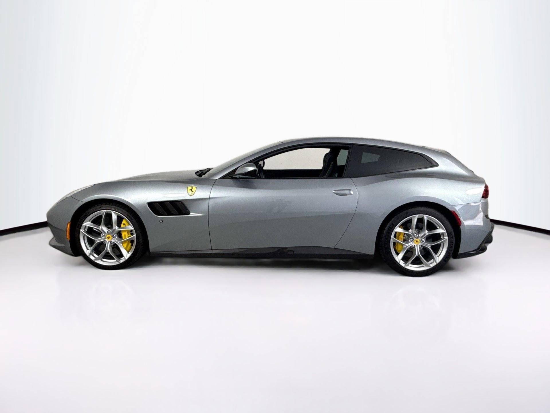 Certified 2019 Ferrari GTC4Lusso T RWD image 4