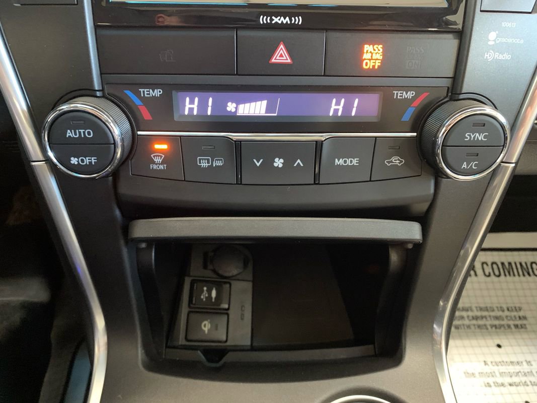 Used 2017 Toyota Camry SE w/ Moonroof Package image 40