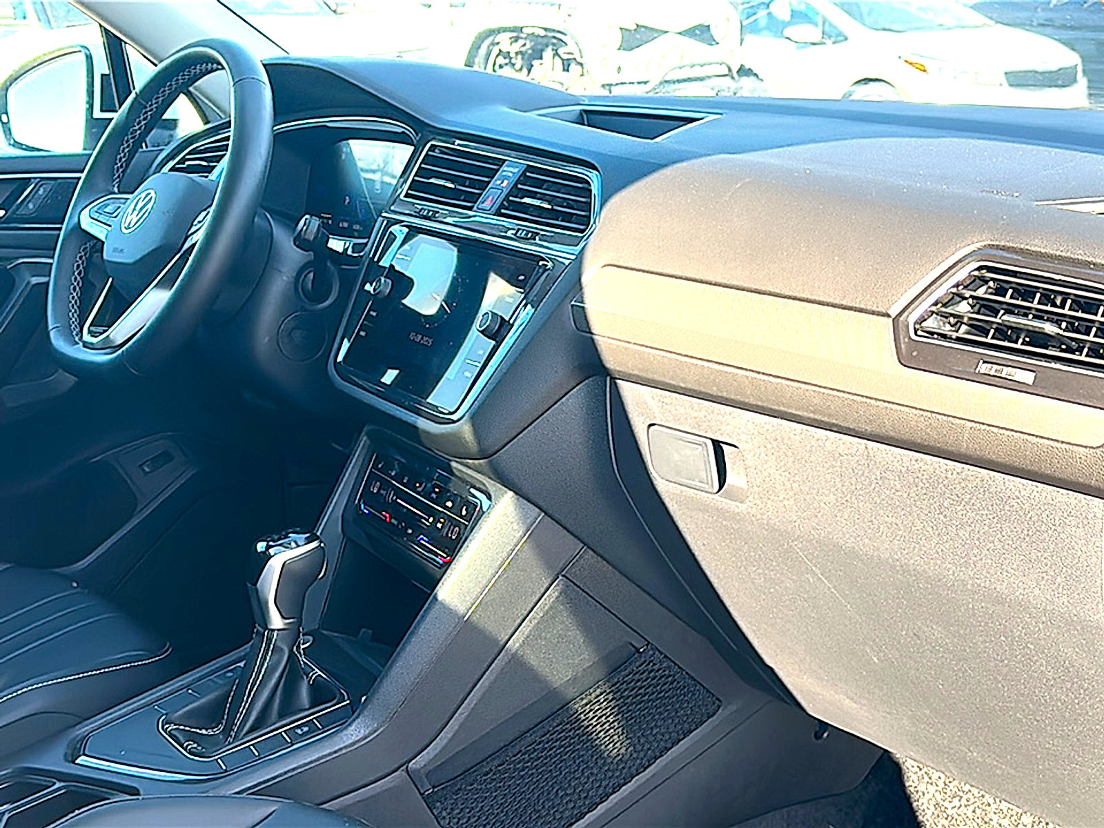 Used 2024 Volkswagen Tiguan SE w/ Panoramic Sunroof Package image 21