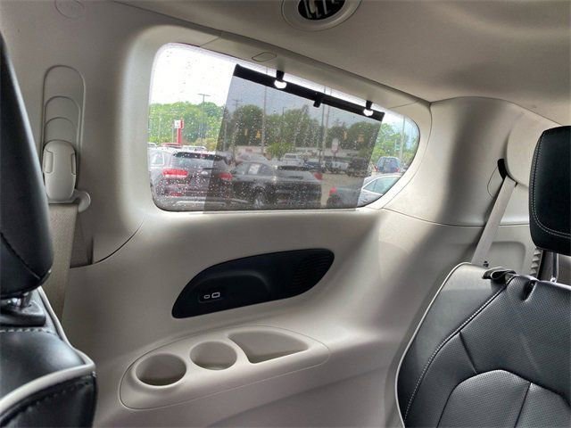 Used 2023 Chrysler Pacifica Limited image 19