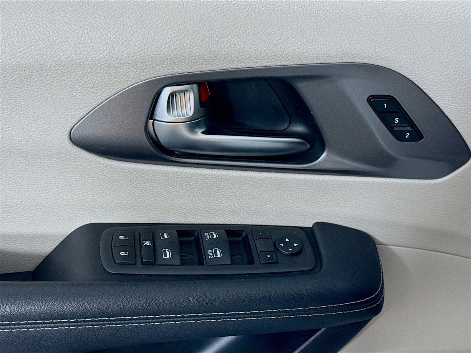 Used 2023 Chrysler Pacifica Touring-L image 11