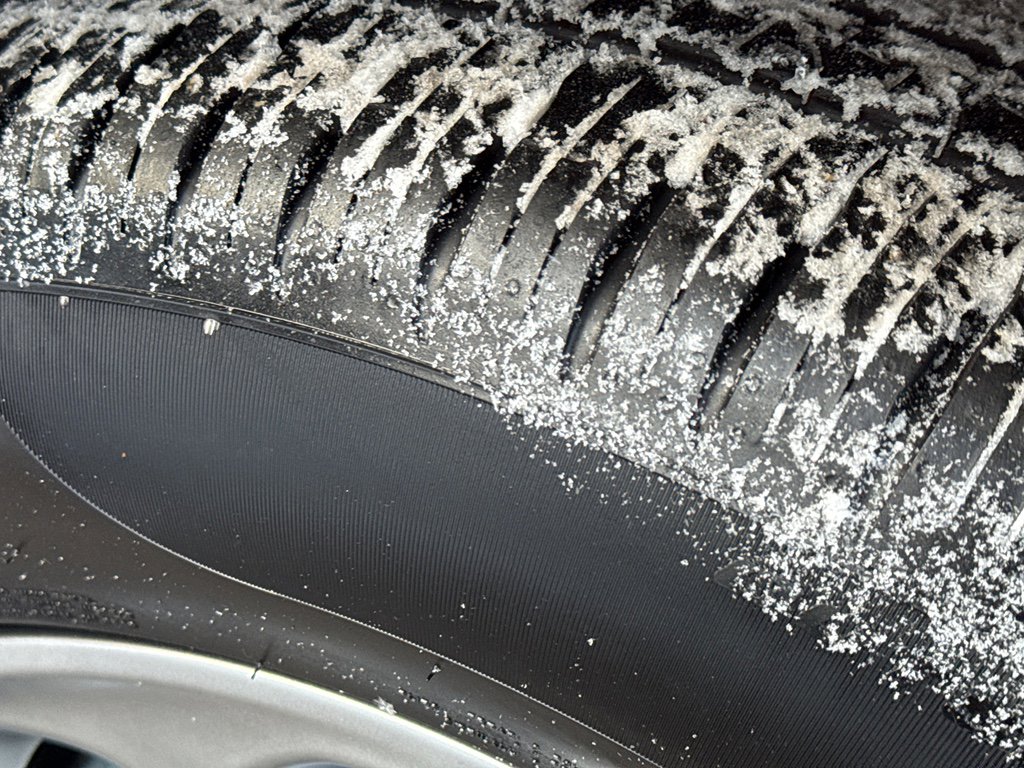 Used 2024 Chrysler Pacifica Limited image 9