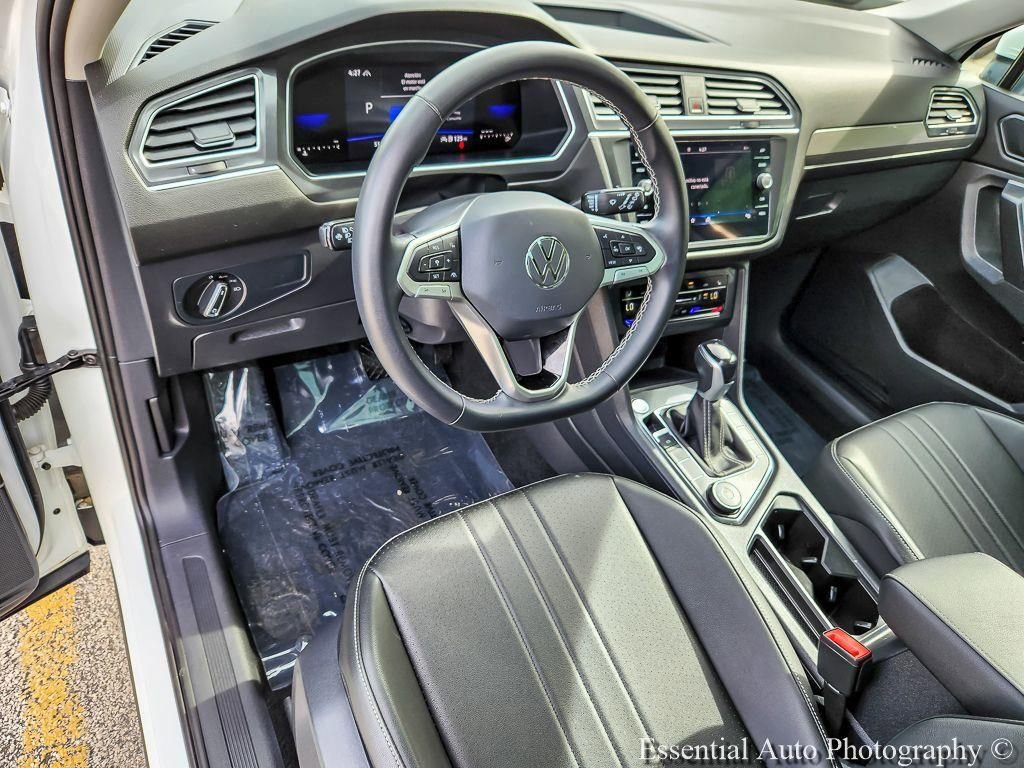 Used 2023 Volkswagen Tiguan SE w/ Panoramic Sunroof Package AWD/4WD image 9
