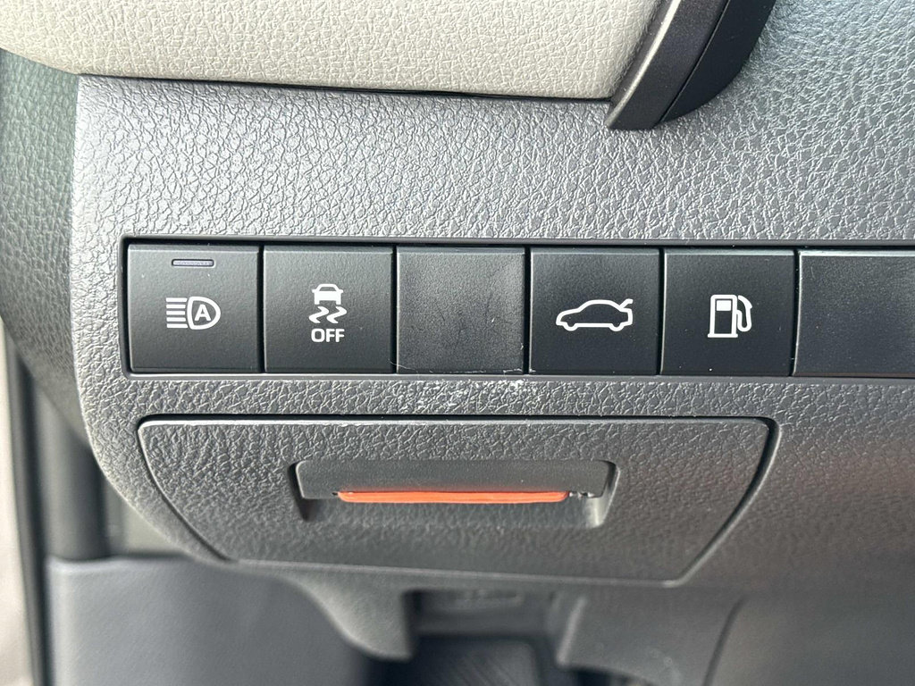 Used 2018 Toyota Camry LE FWD image 11