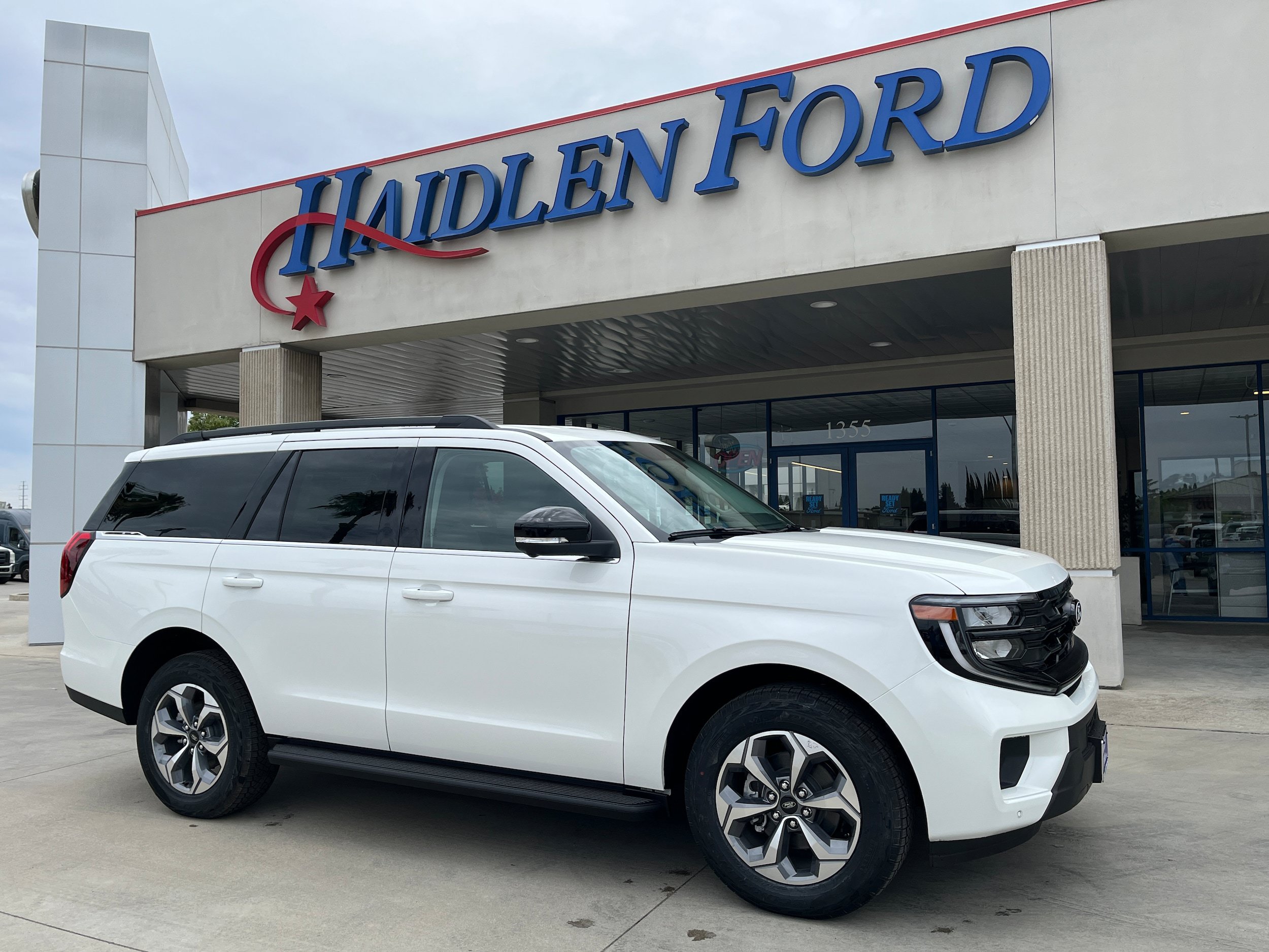 New 2027 Ford Expedition Active AWD/4WD image 1