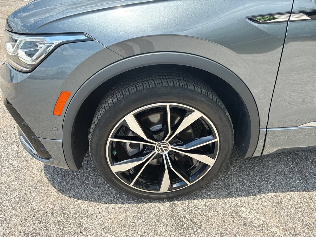 Used 2022 Volkswagen Tiguan SEL R-Line AWD/4WD image 9