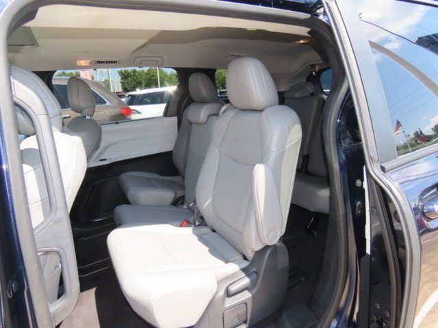 Used 2025 Toyota Sienna XLE FWD image 18