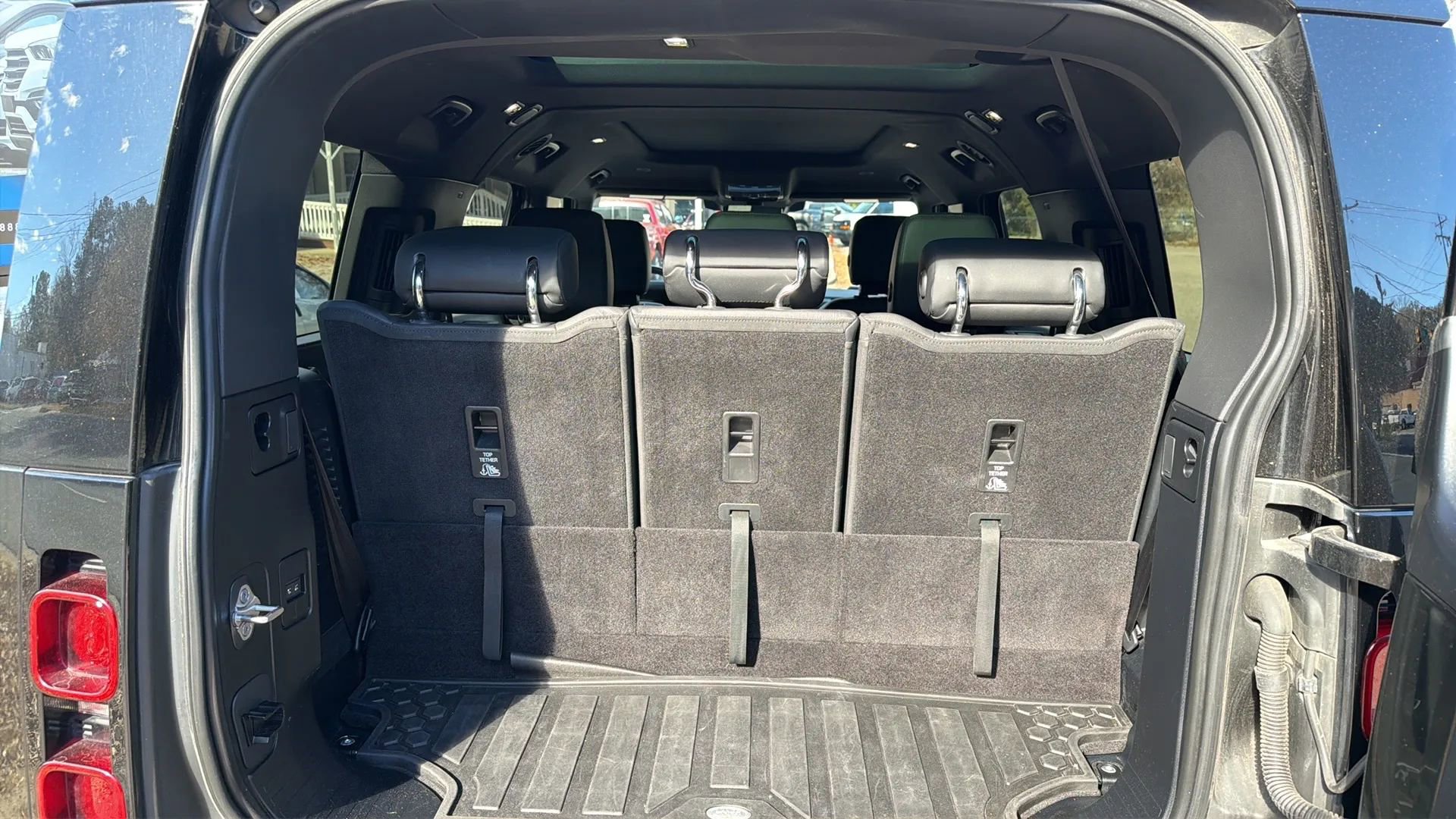 Used 2024 Land Rover Defender 130 X-Dynamic SE image 18