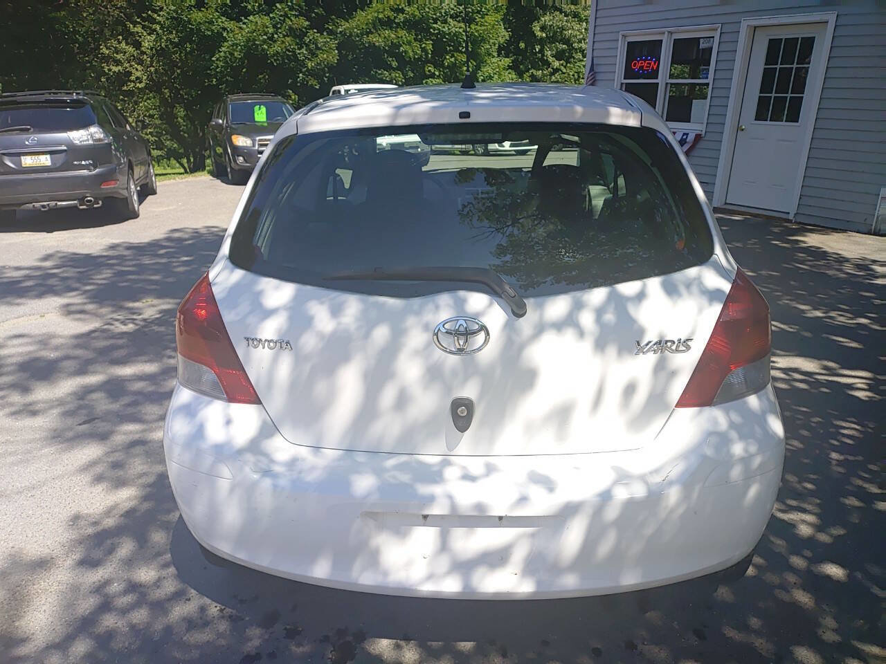 Used 2011 Toyota Yaris 2-Door Hatchback image 4