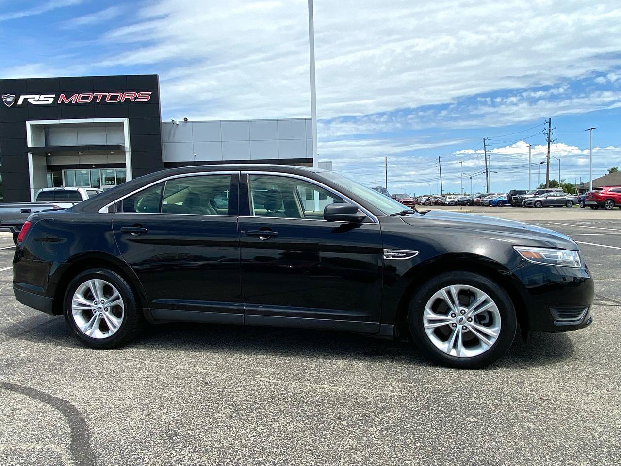 Used 2017 Ford Taurus SE FWD image 15