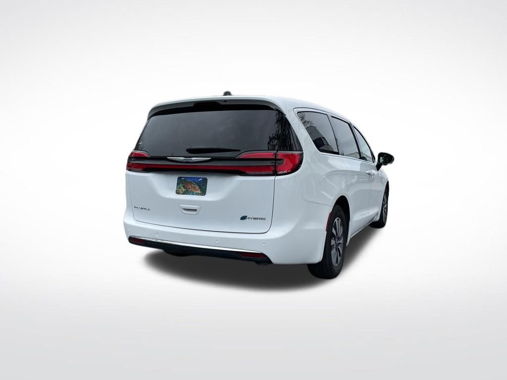 Used 2024 Chrysler Pacifica Select image 6