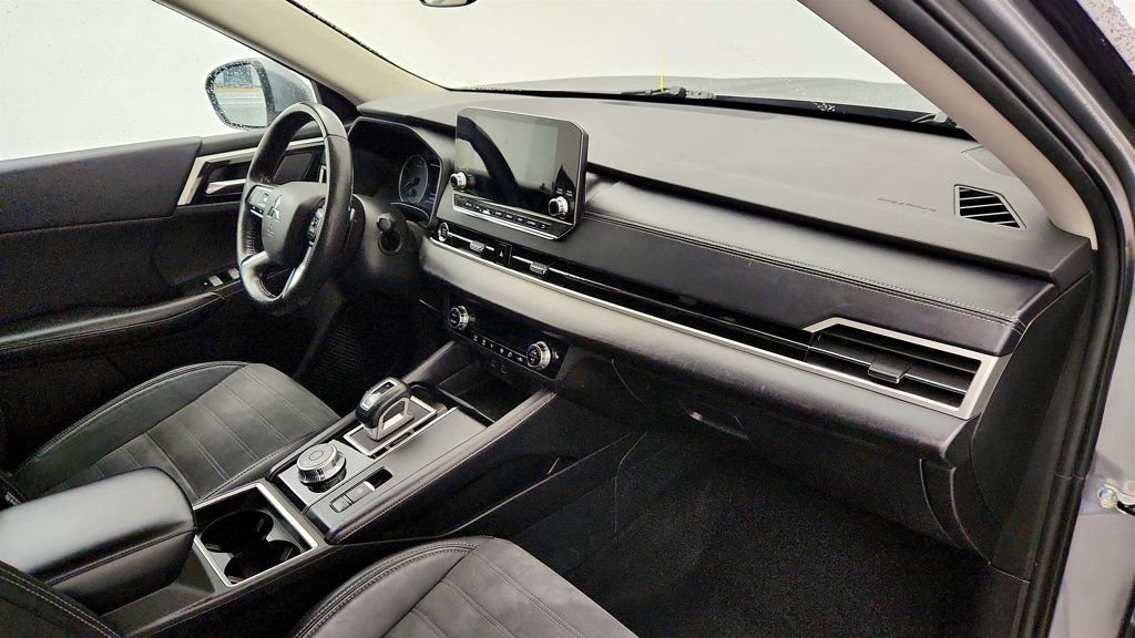Used 2023 Mitsubishi Outlander SE image 26