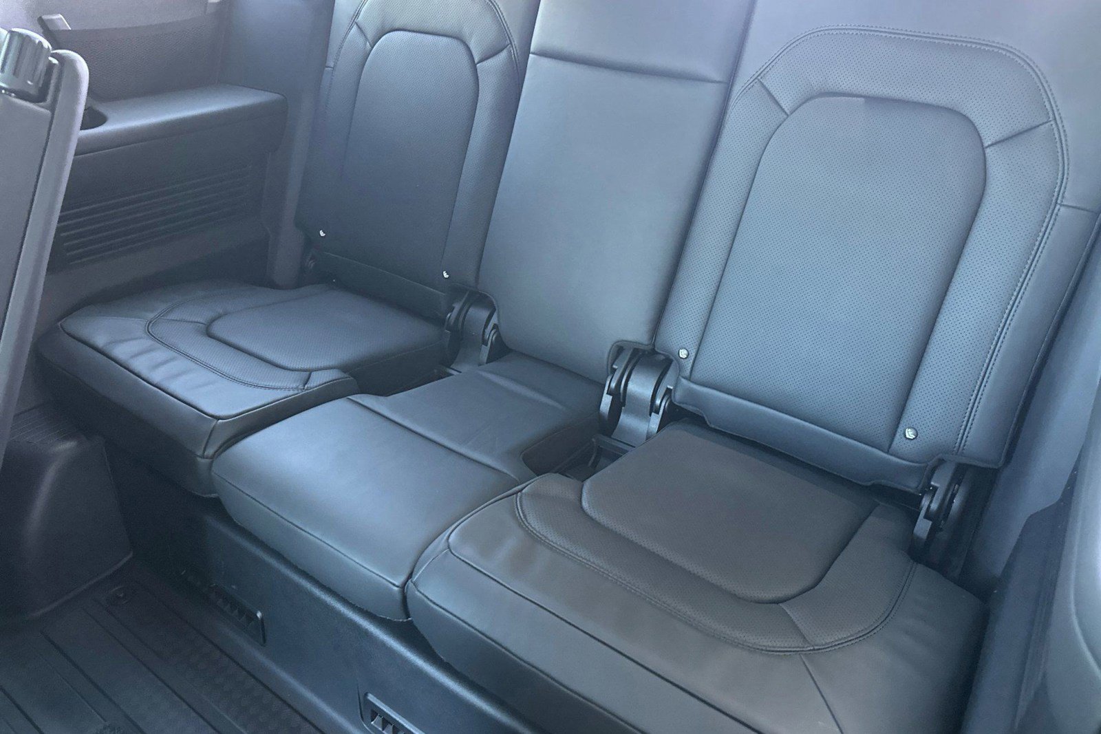 New 2026 Land Rover Defender 130 X-Dynamic SE image 28