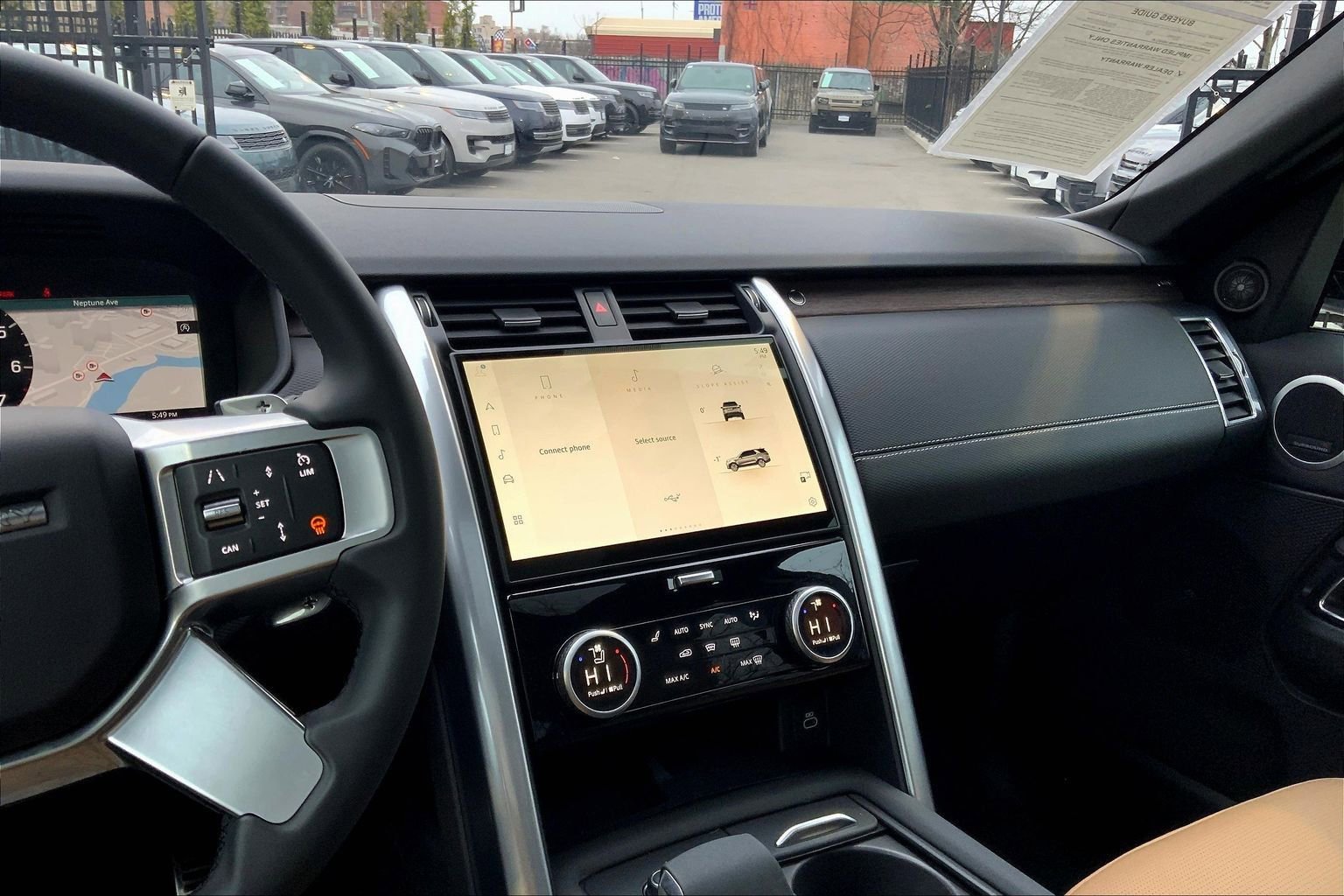 Used 2025 Land Rover Discovery Dynamic SE AWD/4WD image 6