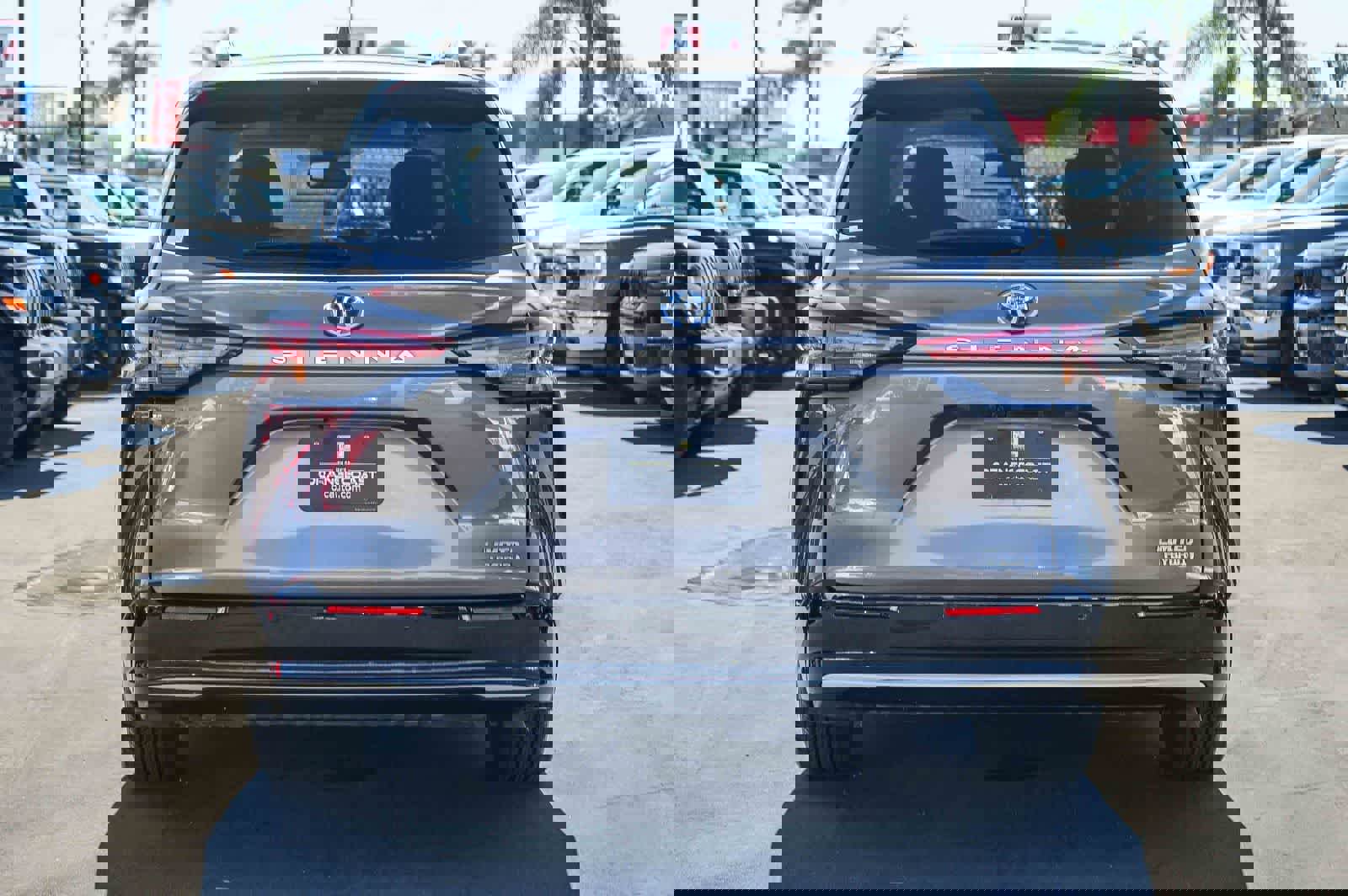 Used 2022 Toyota Sienna Limited image 5