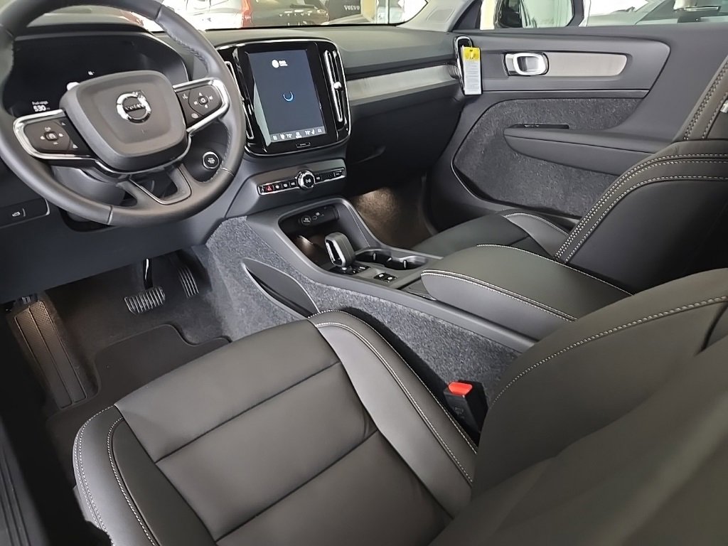 Certified 2025 Volvo XC40 B5 Core image 9