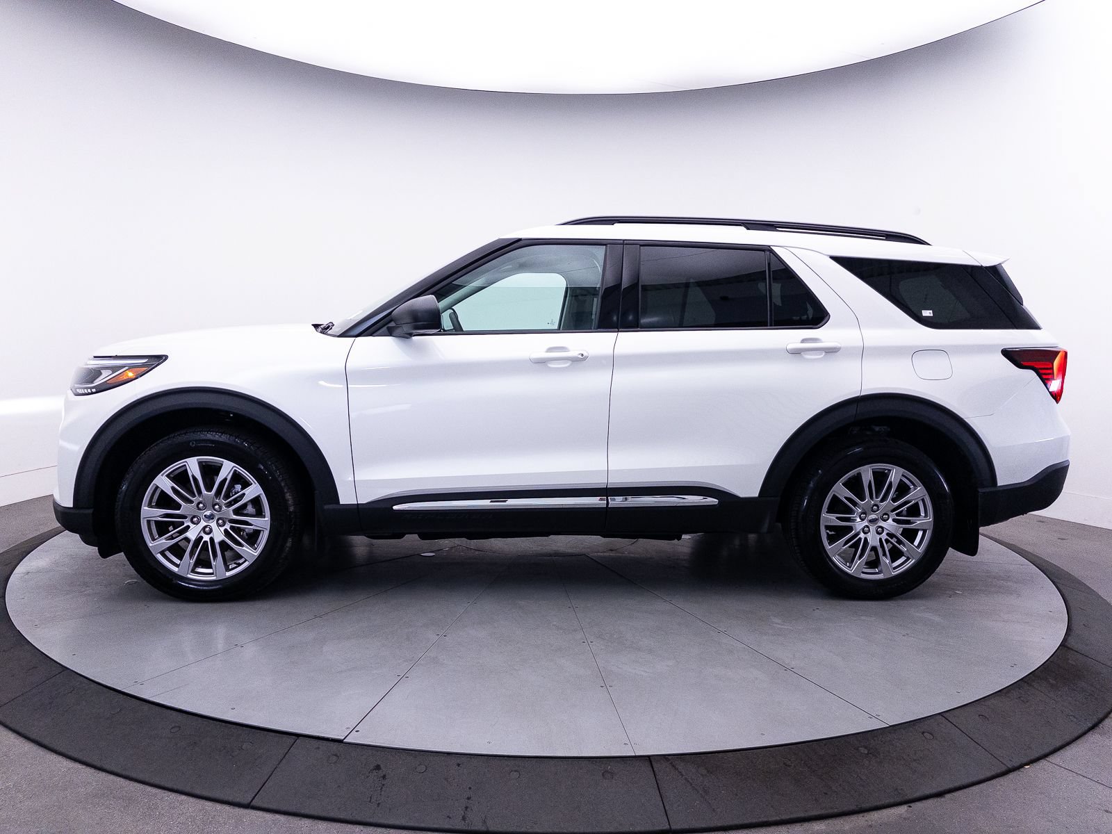 Used 2025 Ford Explorer Active w/ Active Comfort Package AWD/4WD image 46