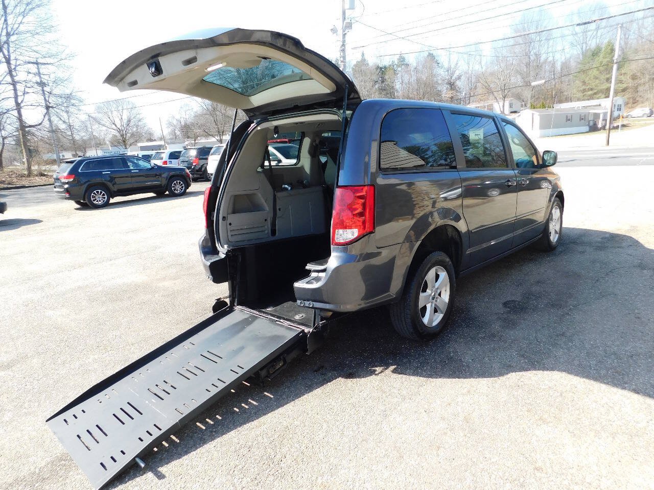 Used 2016 Dodge Grand Caravan SE w/ Quick Order Package 29E SE FWD image 1