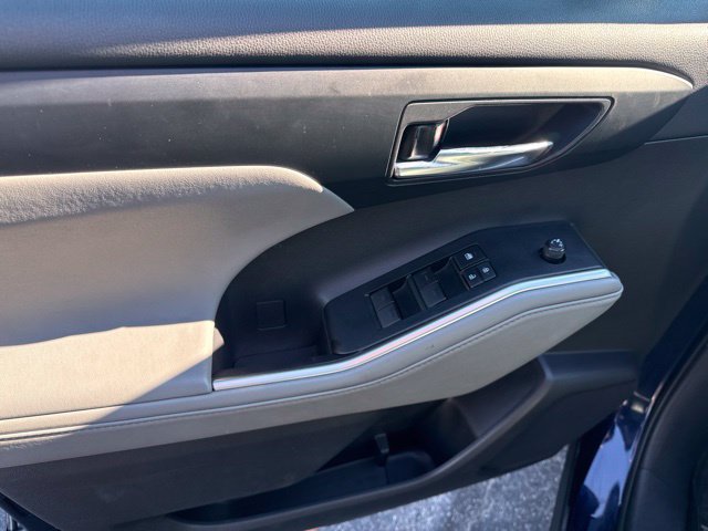 Used 2020 Toyota Highlander XLE AWD/4WD image 27