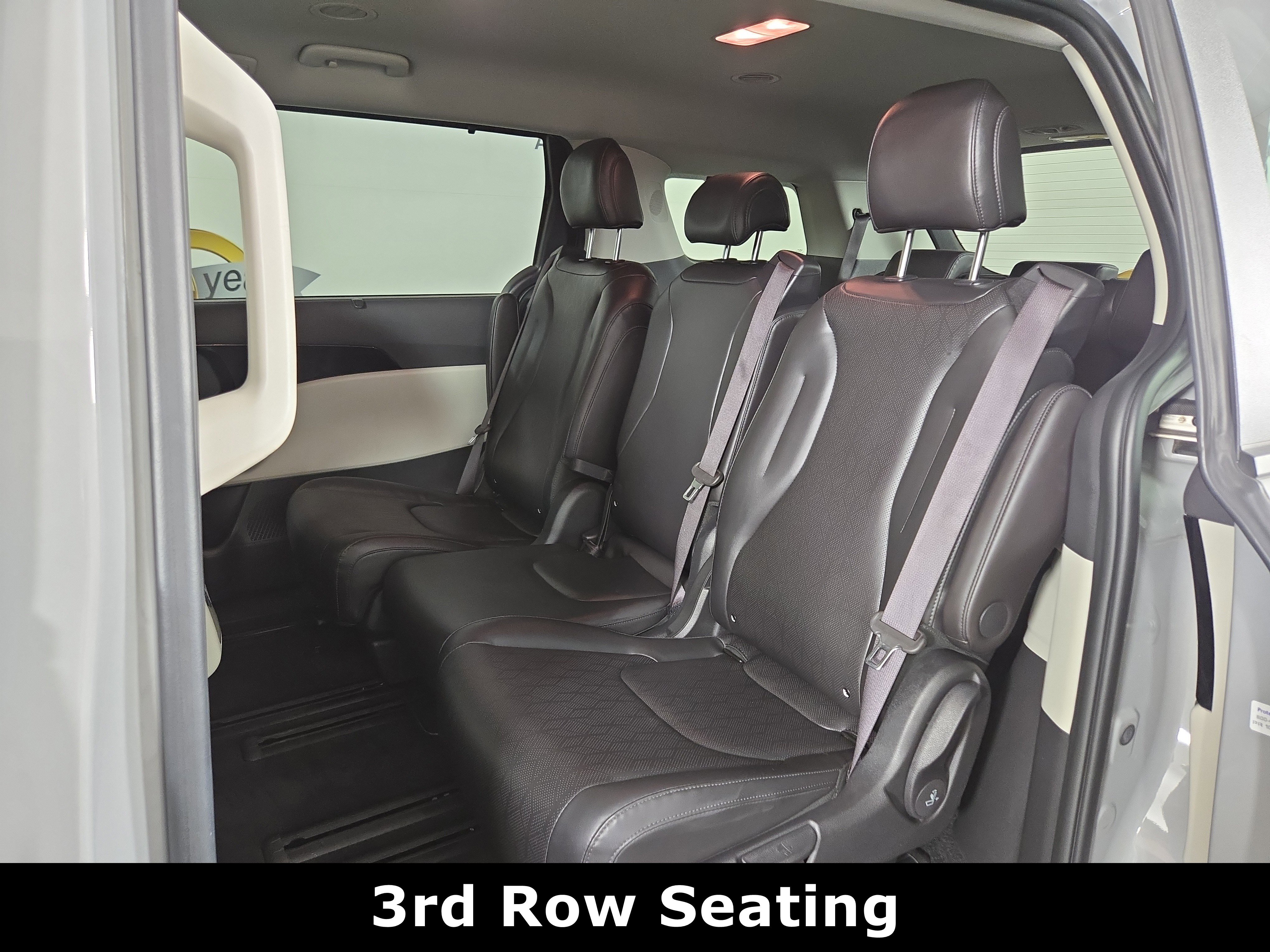 Used 2024 Kia Carnival EX image 13