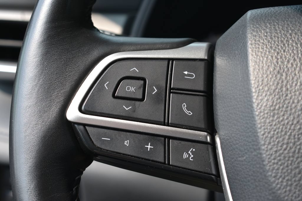 Used 2025 Toyota Highlander LE FWD image 13