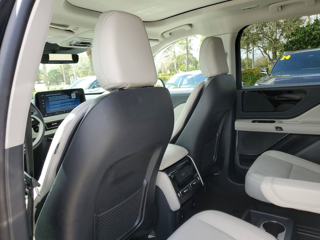 Used 2025 Lincoln Aviator 2WD image 10