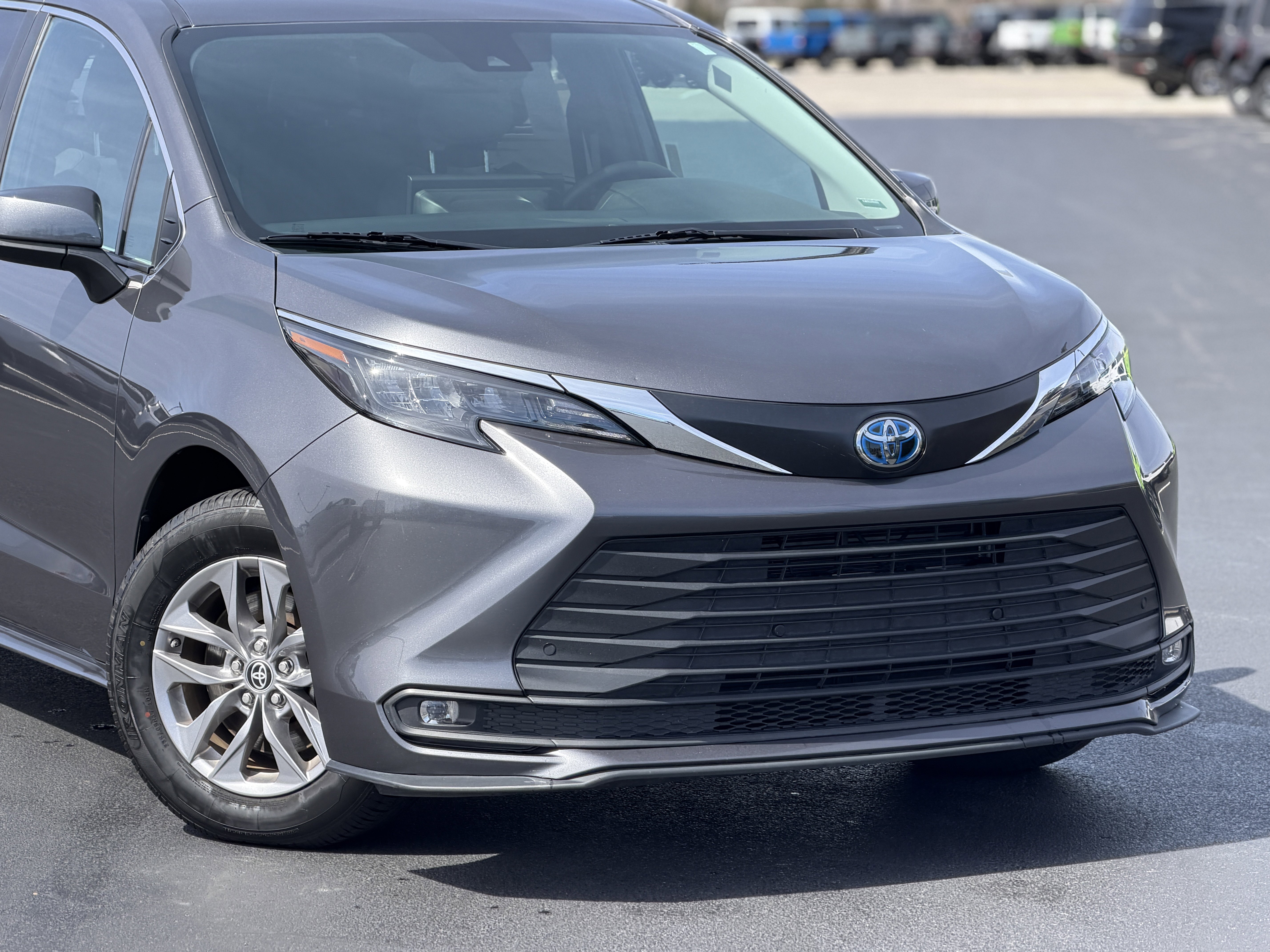 Used 2025 Toyota Sienna XLE FWD image 5