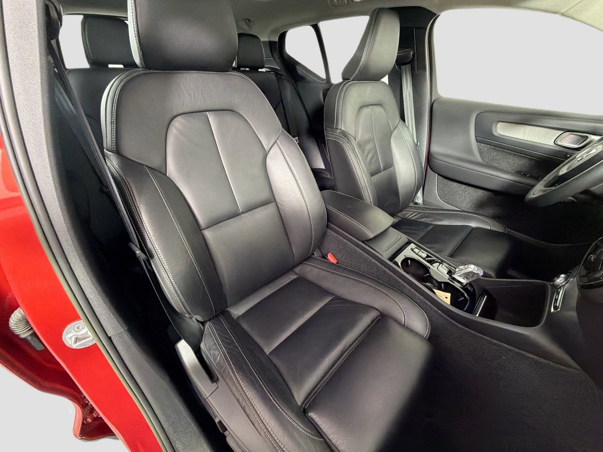 Certified 2023 Volvo XC40 B4 Plus w/ Driver Assist Package image 28