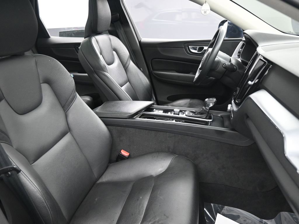Used 2020 Volvo XC60 T6 Momentum image 25