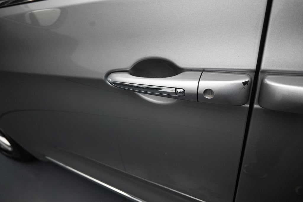 Used 2017 Chrysler Pacifica Touring-L FWD image 32