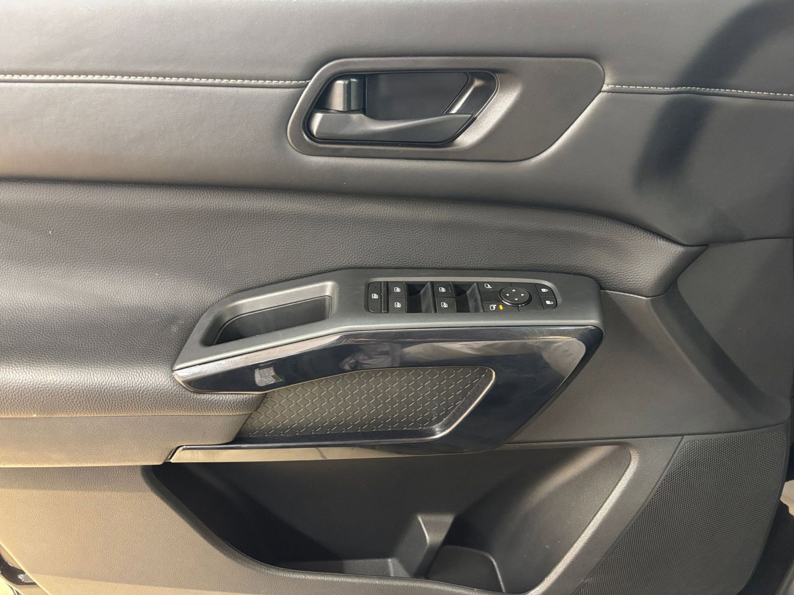 Used 2025 Nissan Pathfinder SV FWD image 18