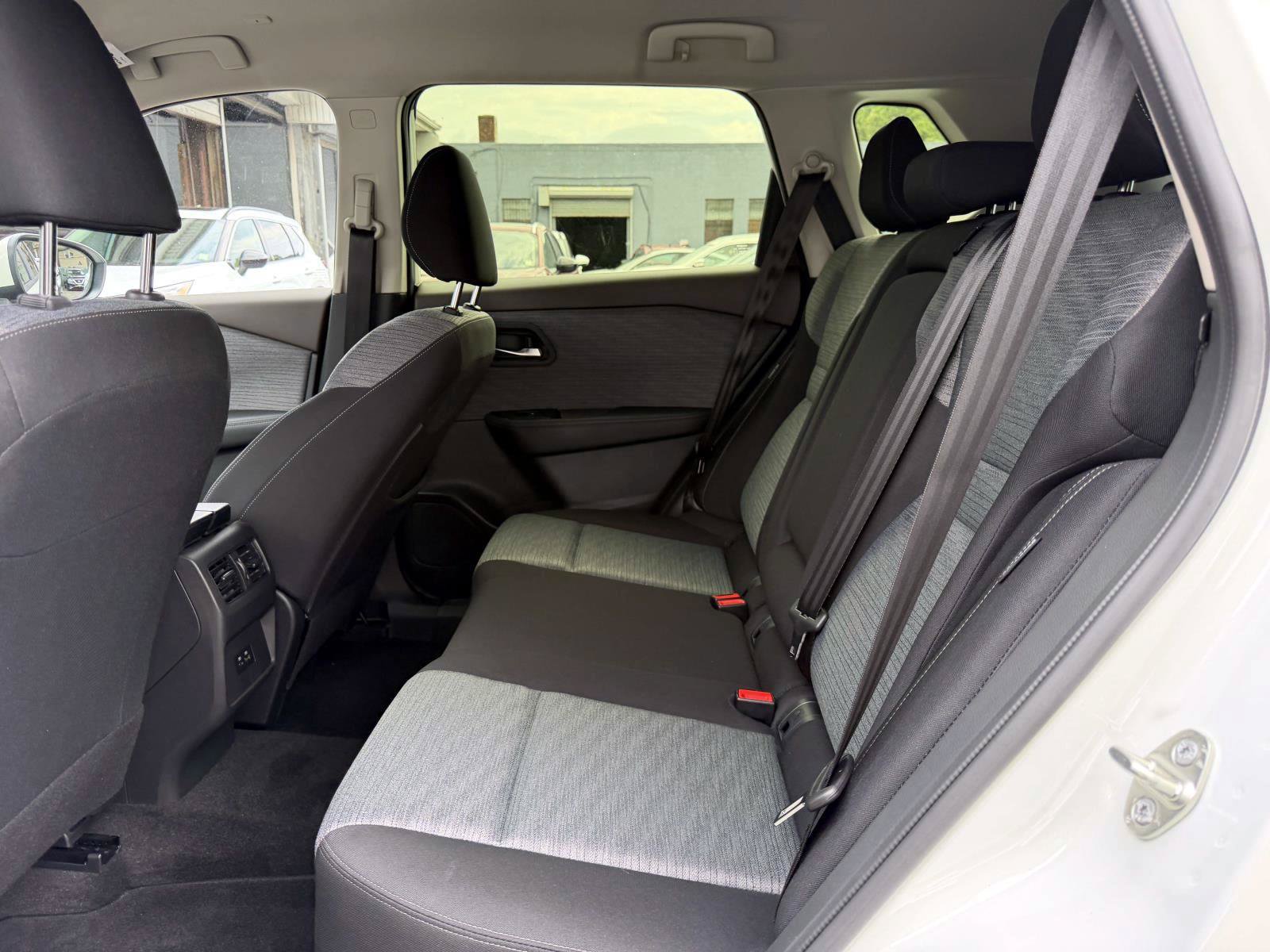 Used 2023 Nissan Rogue SV AWD/4WD image 12
