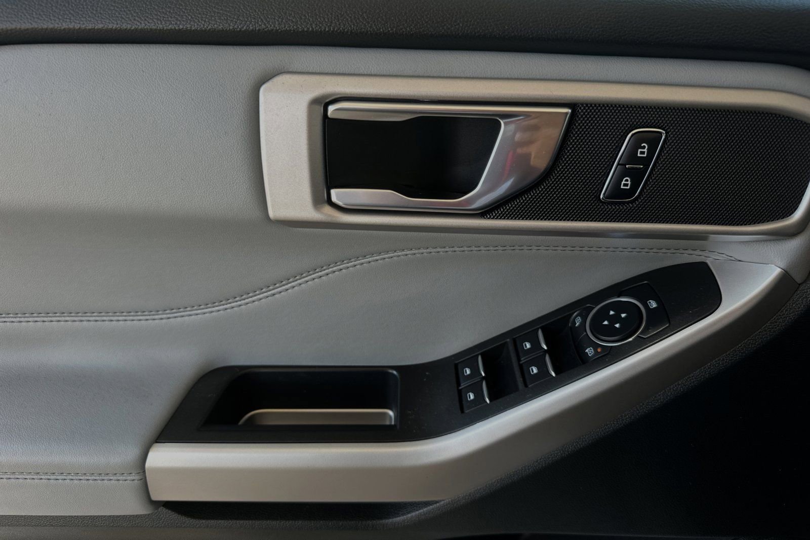 New 2024 Ford Explorer XLT w/ Equipment Group 202A image 9