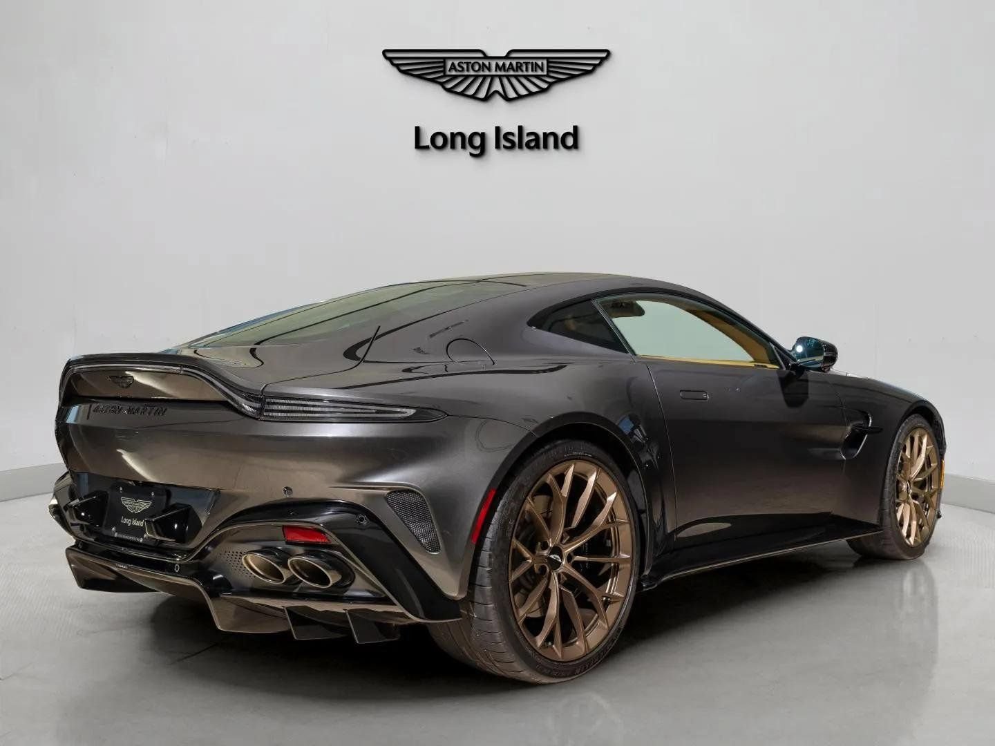 Used 2025 Aston Martin V8 Vantage Coupe RWD image 6