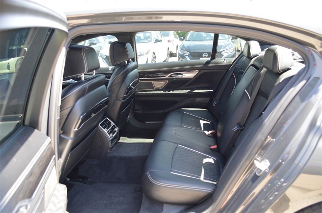 Used 2021 BMW 750i xDrive w/ M Sport Package image 31