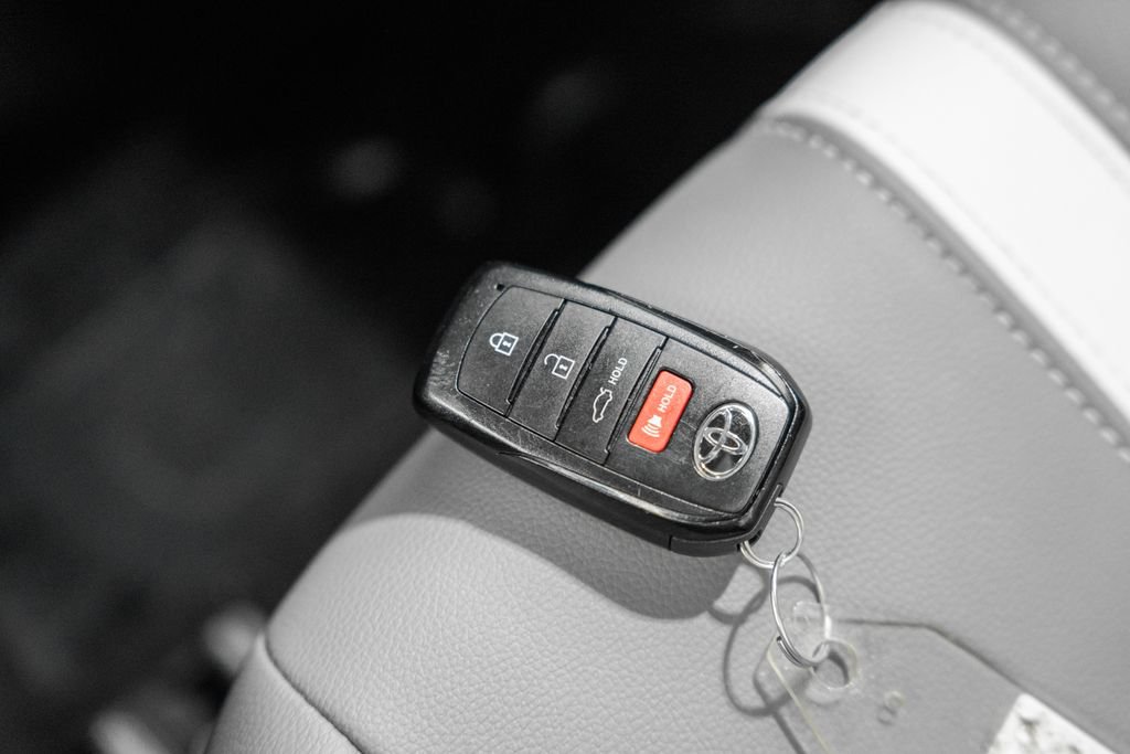 Used 2025 Toyota Camry SE AWD/4WD image 44