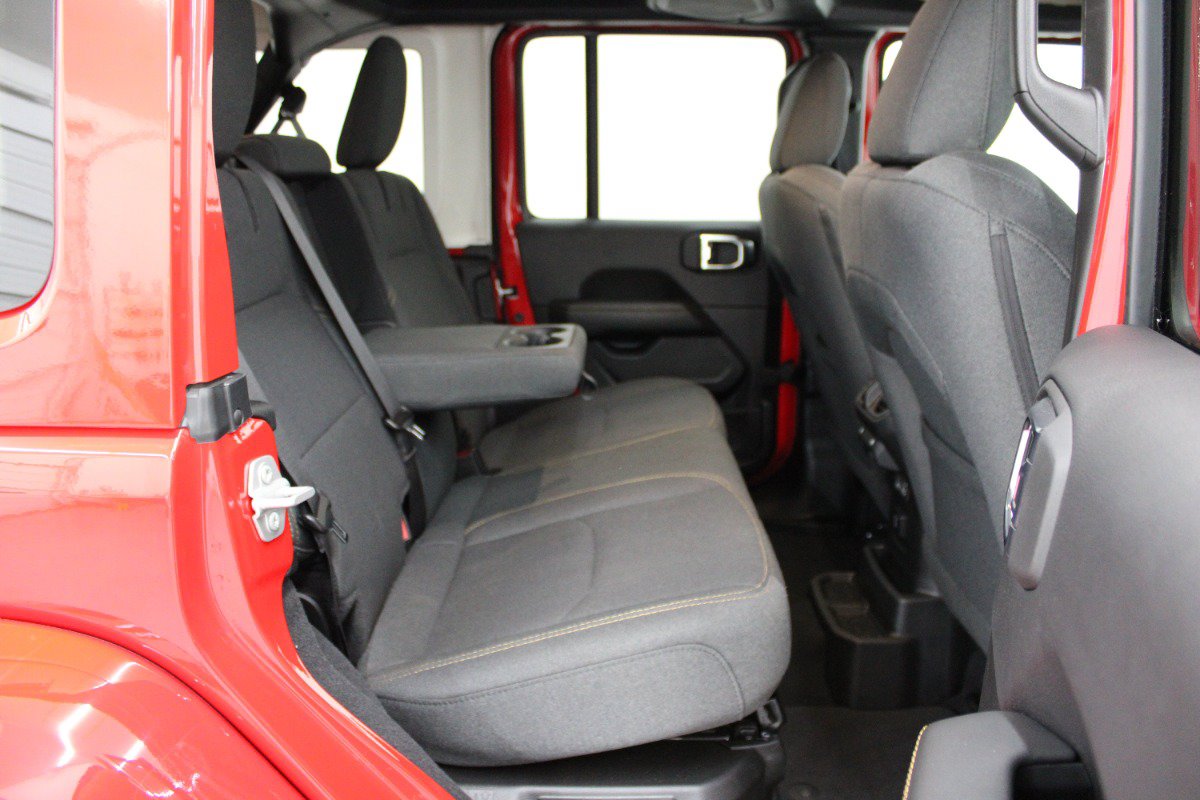 Used 2025 Jeep Wrangler Unlimited Sahara AWD/4WD image 11