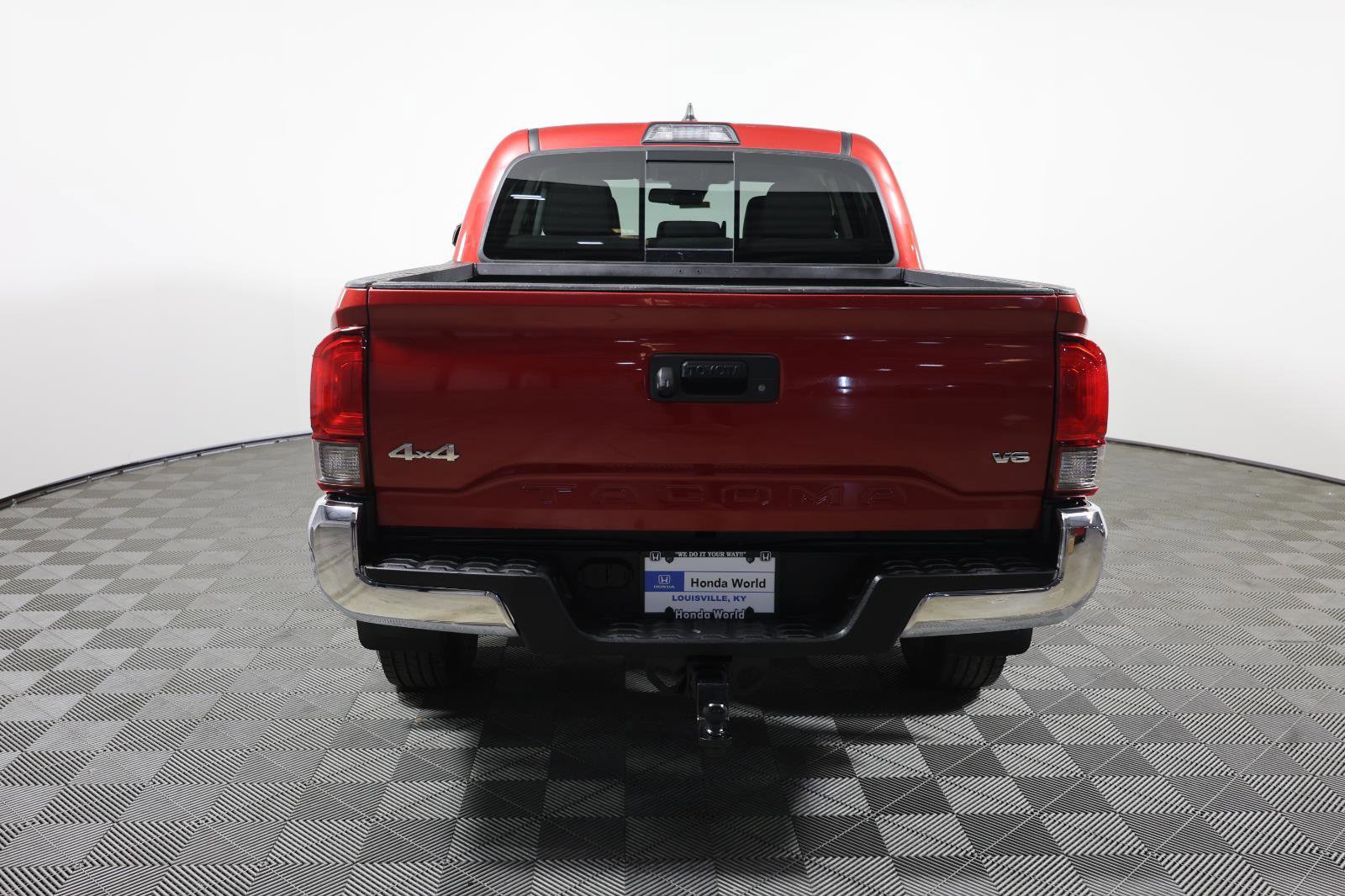 Used 2018 Toyota Tacoma SR5 AWD/4WD image 6