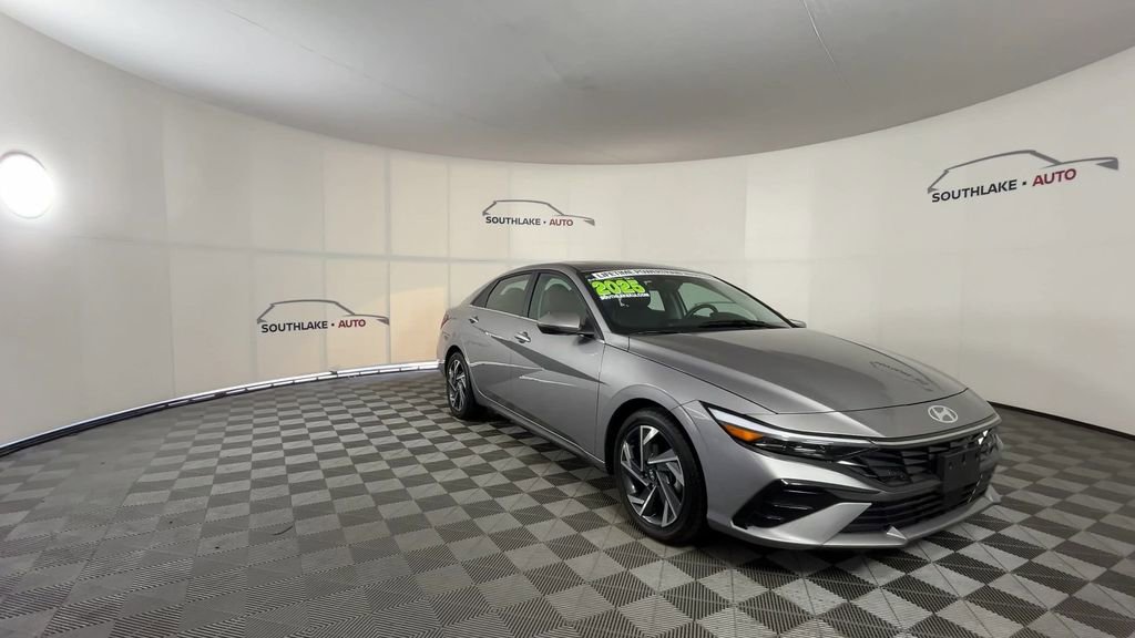 Used 2025 Hyundai Elantra Limited FWD image 2