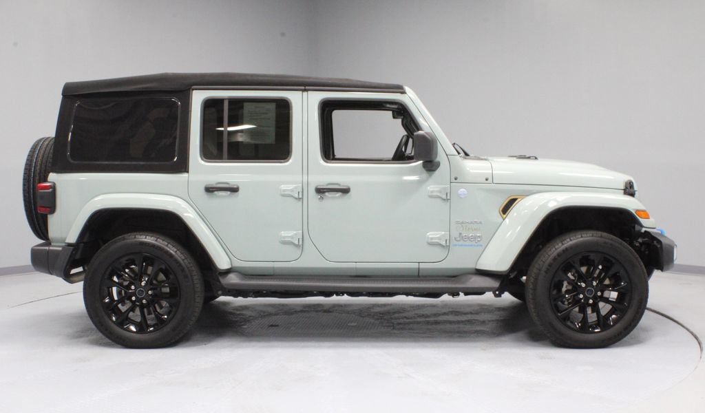 Used 2024 Jeep Wrangler Unlimited Sahara w/ Technology Group AWD/4WD image 12